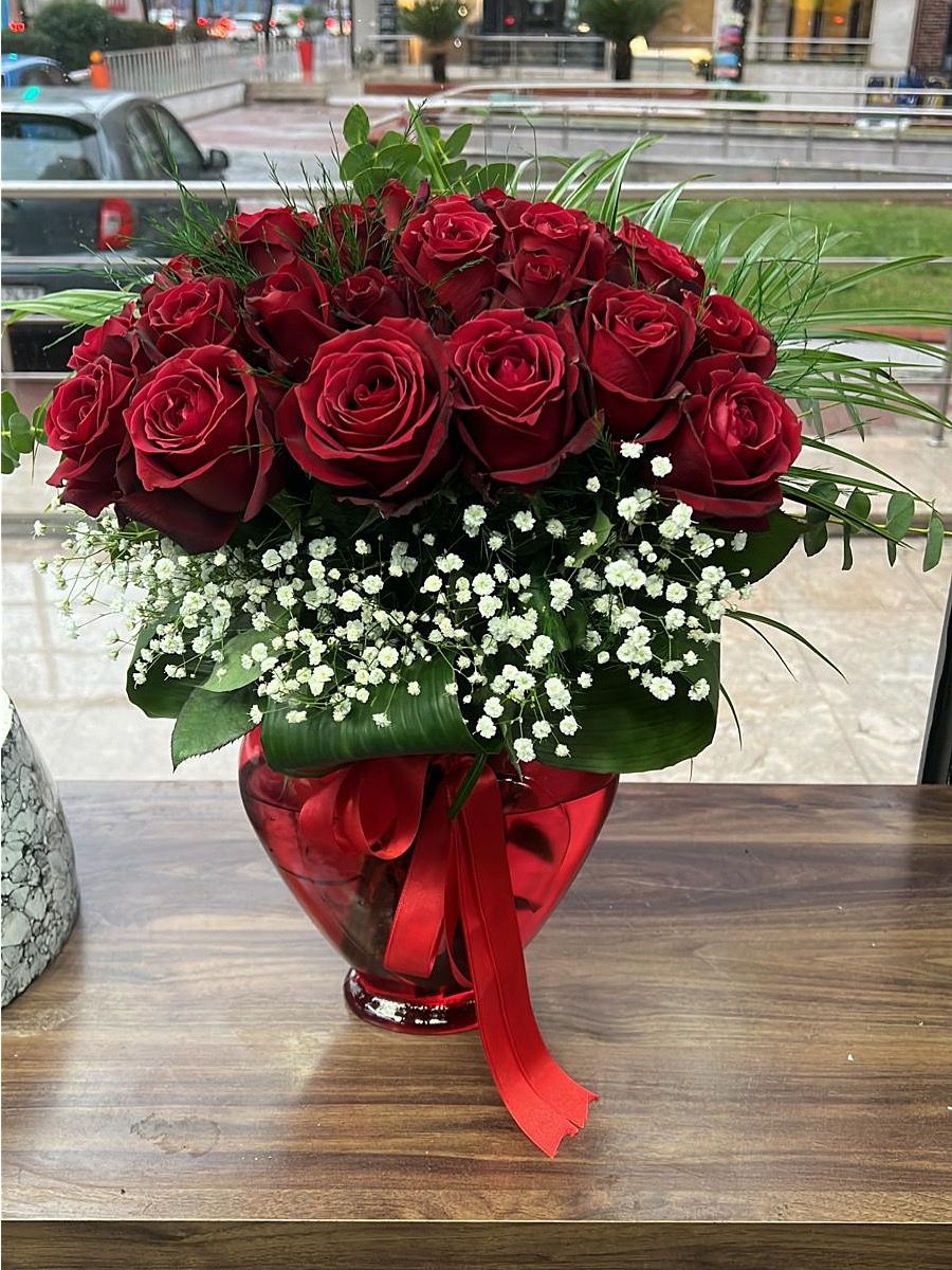 Kalp Saksıda 23 Adet Gül Tasarımı