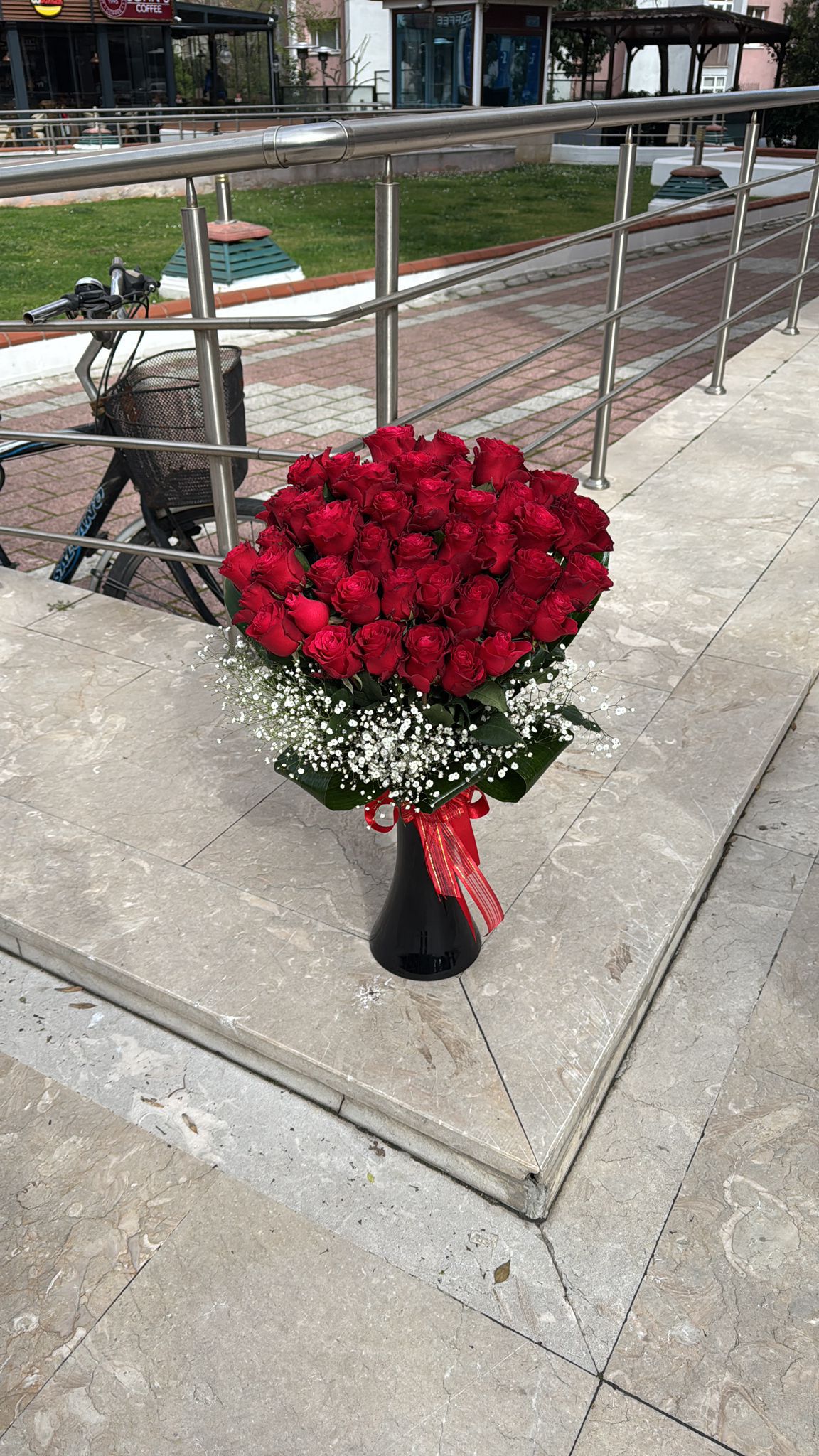 Siyah Cam Saksıda 60 Adet Gül